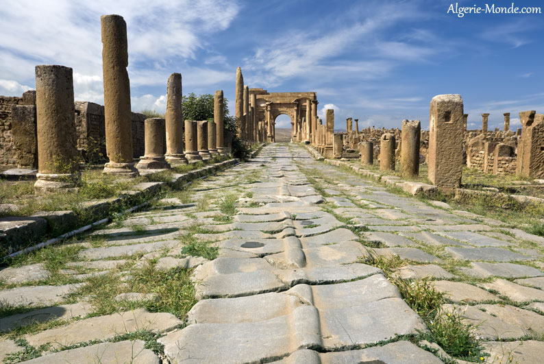 Vue sur l'allée principale et l'Arc de Trajan à Timgad