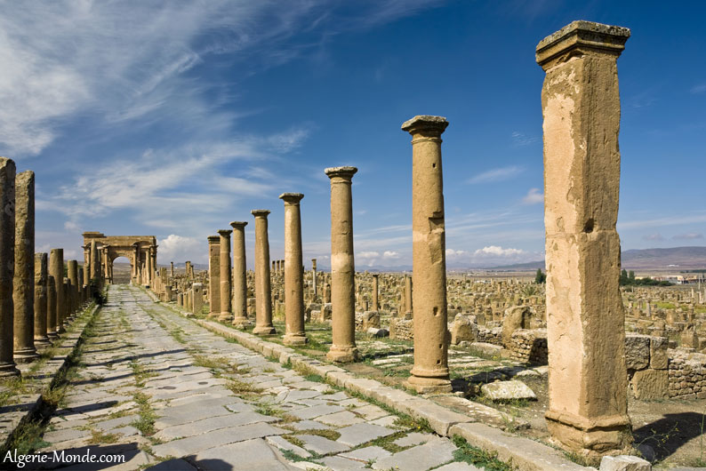 Vue d'ensemble sur l'Arc de Trajan à Timgad