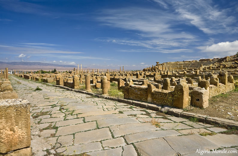 Vue d'ensemble sur les ruines romaines ainis que sur le théâtre à Timgad