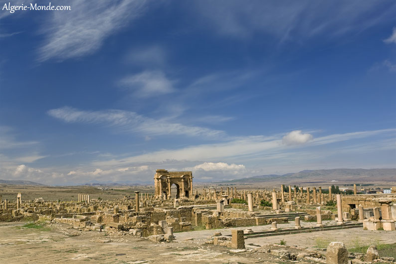 Vue d'ensemble sur les vestiges romains  Timgad